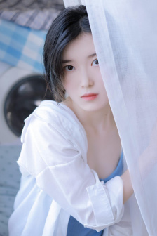 男人把女人的衣服八开来吃奶